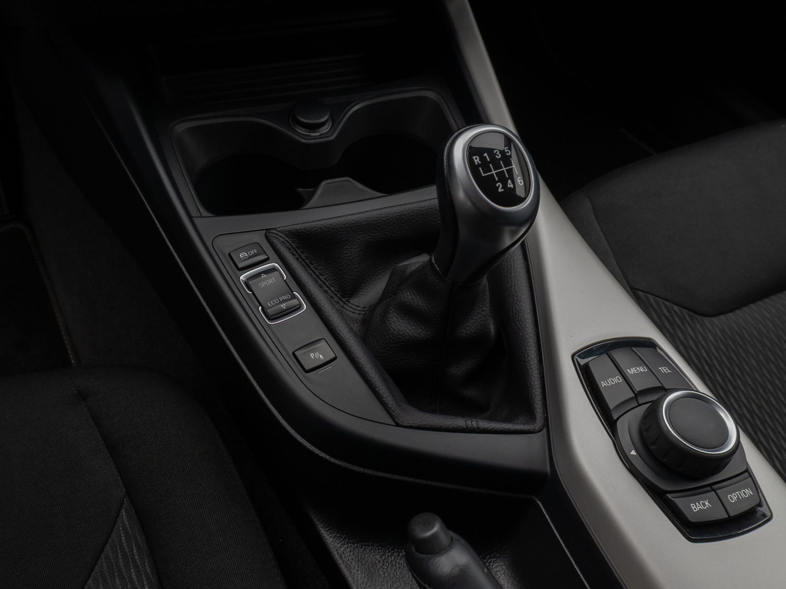 Fahrzeugabbildung BMW 118i Parkassist Sitzheizg USB Regensensor 8fach