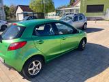 Mazda 2 1.3 63kW Independence - Mazda 2: Grün