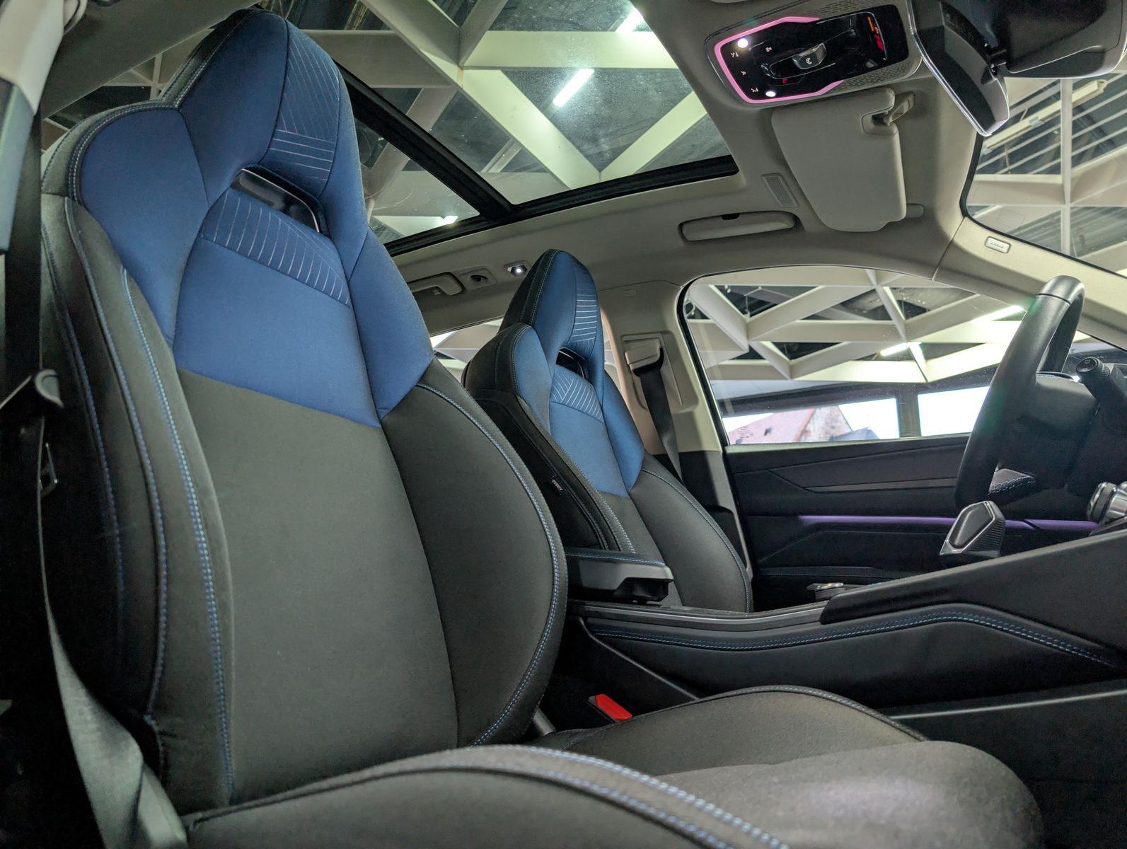 Fahrzeugabbildung Lynk&Co 01 1.5 T HEV ACC PANO APP LED KAM MEMO SHZ 24TKM