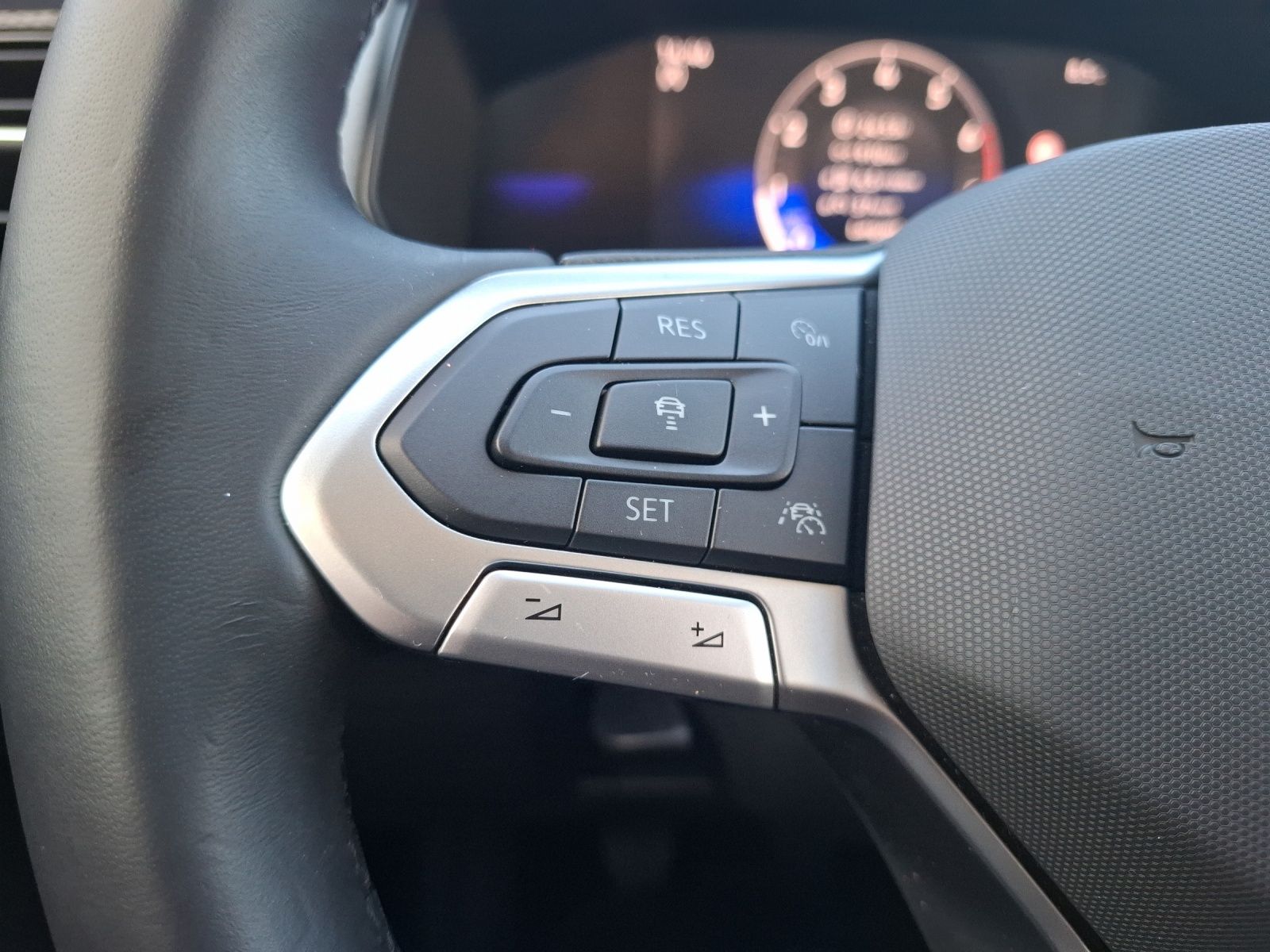 Fahrzeugabbildung Volkswagen T-Cross TSI Life LED CarPlay AID ACC PDC SH LM