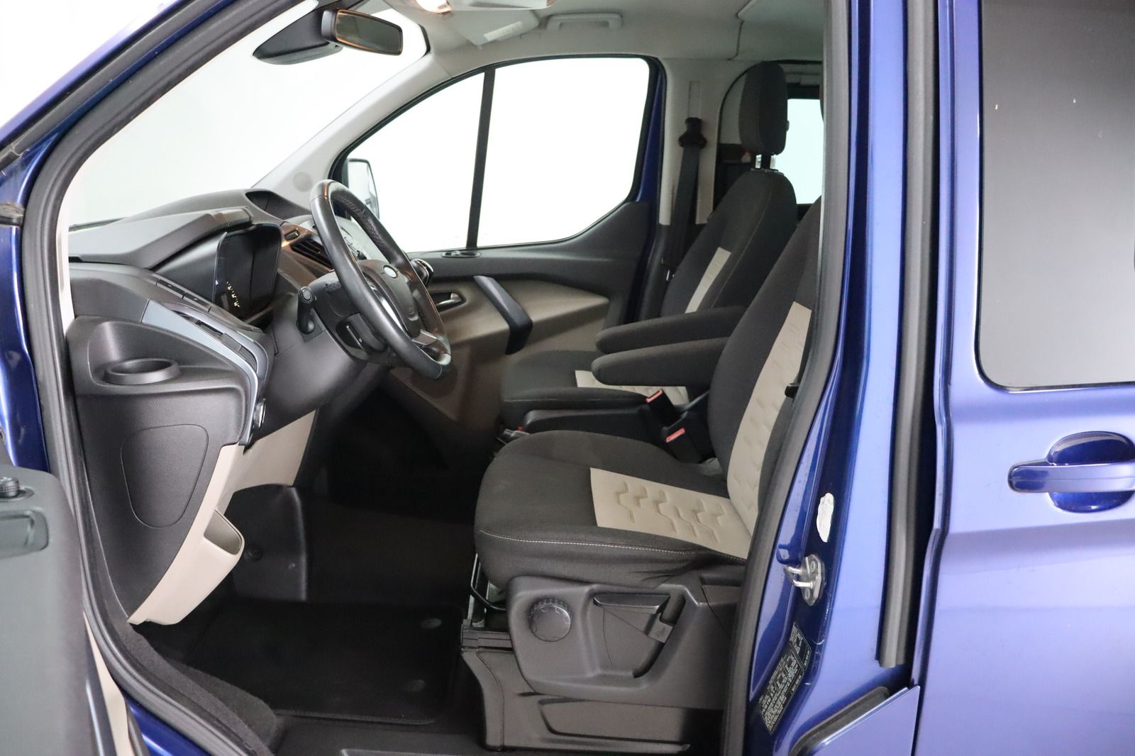 Fahrzeugabbildung Ford Tourneo Custom 2.2 TDCi * 8 Sitzplätze