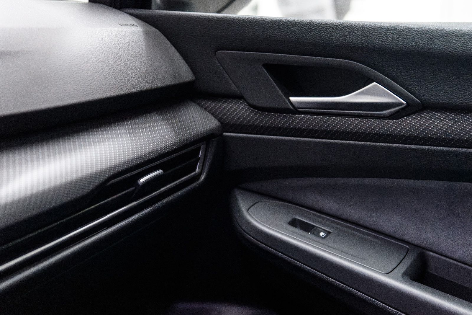 Fahrzeugabbildung Volkswagen Golf VIII R-Line 1.5 eTSI LED+APP+SHZ+18"