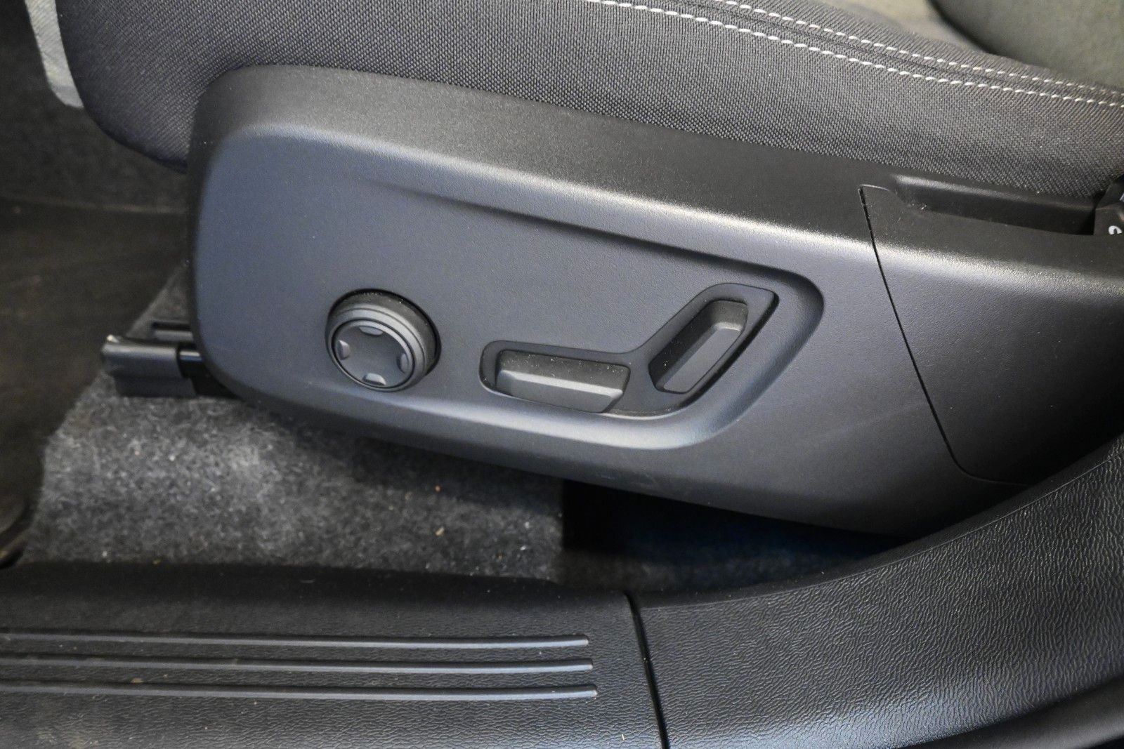 Fahrzeugabbildung Volvo XC40 B3 DKG Plus Black Edition*STDHZG*360°*ACC*