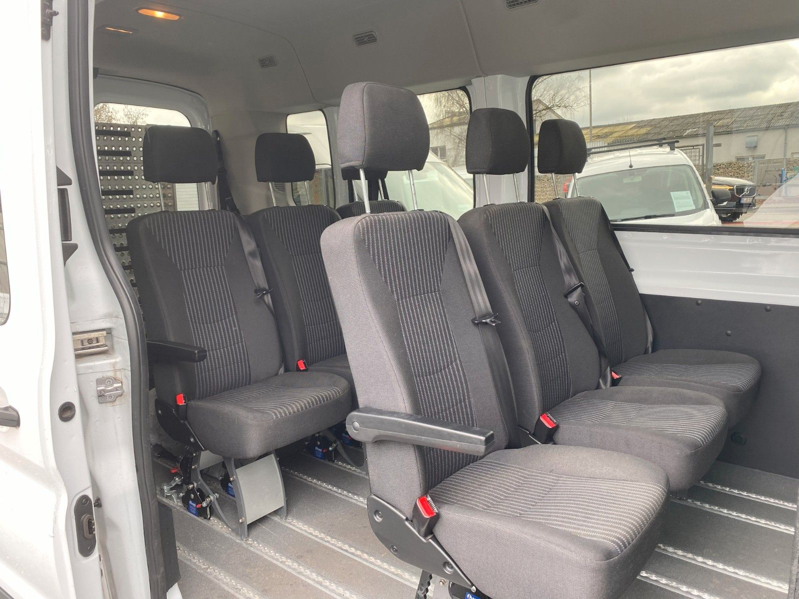 Fahrzeugabbildung Ford Transit Kombi 350 L3 Trend,9SitzerROLLSTHULRAMPE
