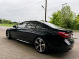 BMW M750i xDrive - - blaue BMW 7er Reihe