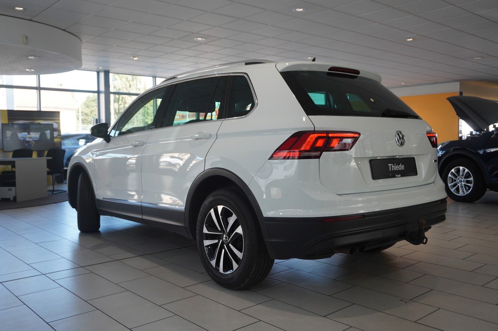 Fahrzeugabbildung Volkswagen Tiguan 2.0 TSI UNITED 4M DSG NAVI/LED/ACC/SH/AHK