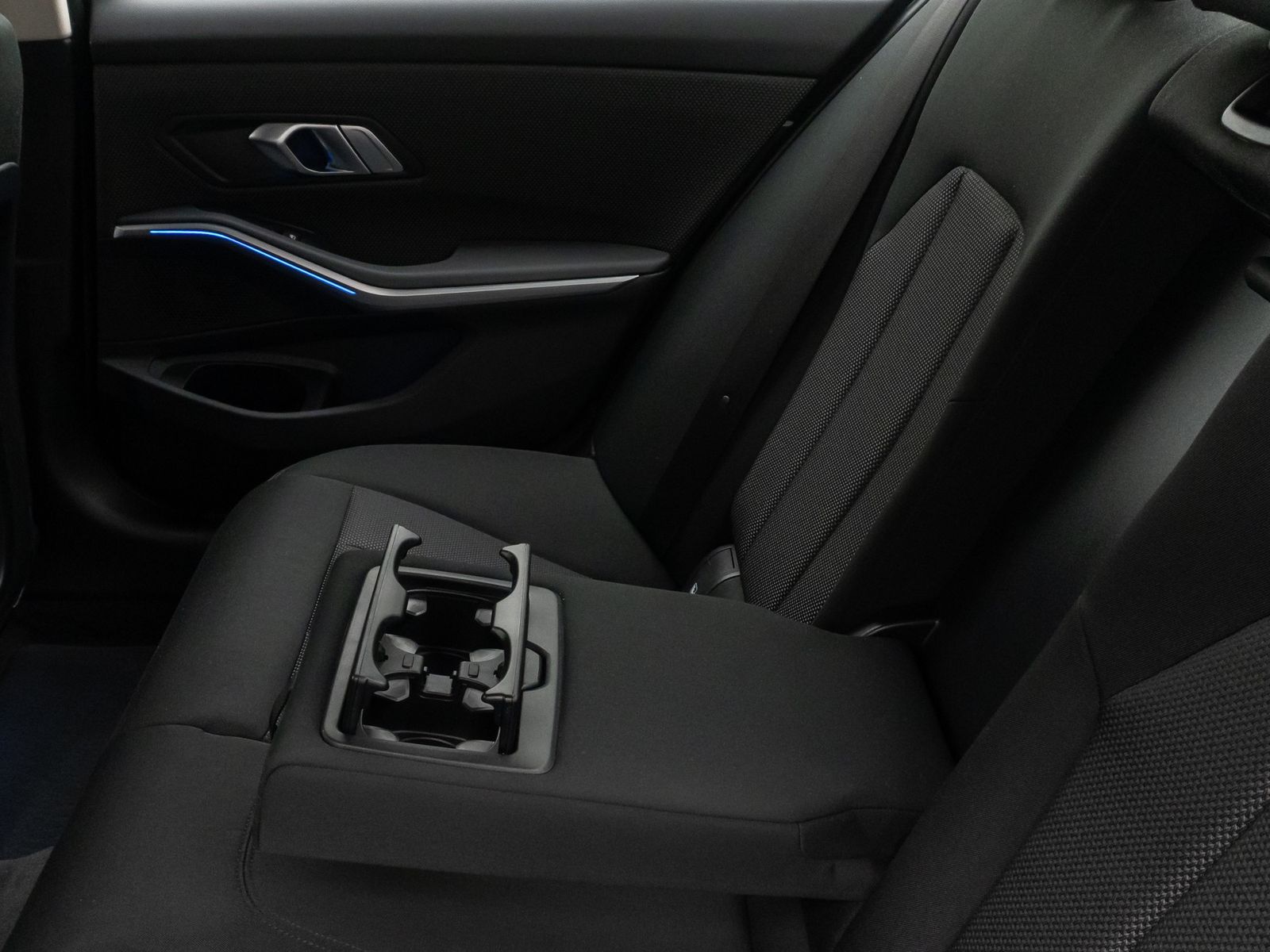 Fahrzeugabbildung BMW 320i Alarm PDC Komfort LED FernlichtAss HiFi 18"