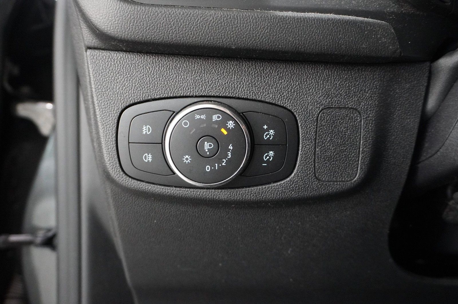 Fahrzeugabbildung Ford Focus Turnier 1.5D COOL & CONN. NAVI/LED/KAMERA