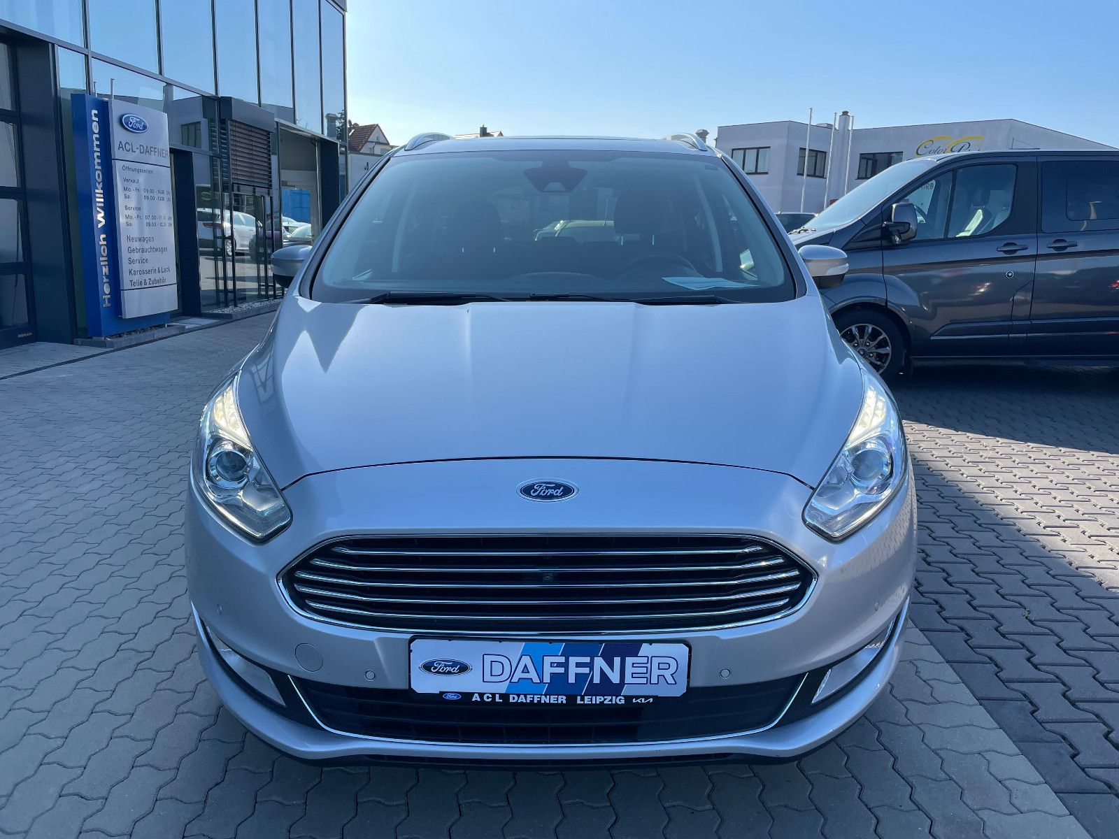 Fahrzeugabbildung Ford Galaxy Titan. AWD Panoramadach, Kamera, 7 Sitzer