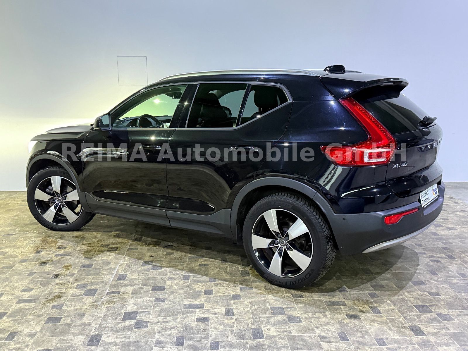 Fahrzeugabbildung Volvo XC 40 D4 Momentum AWD, Pano, LED, H&K