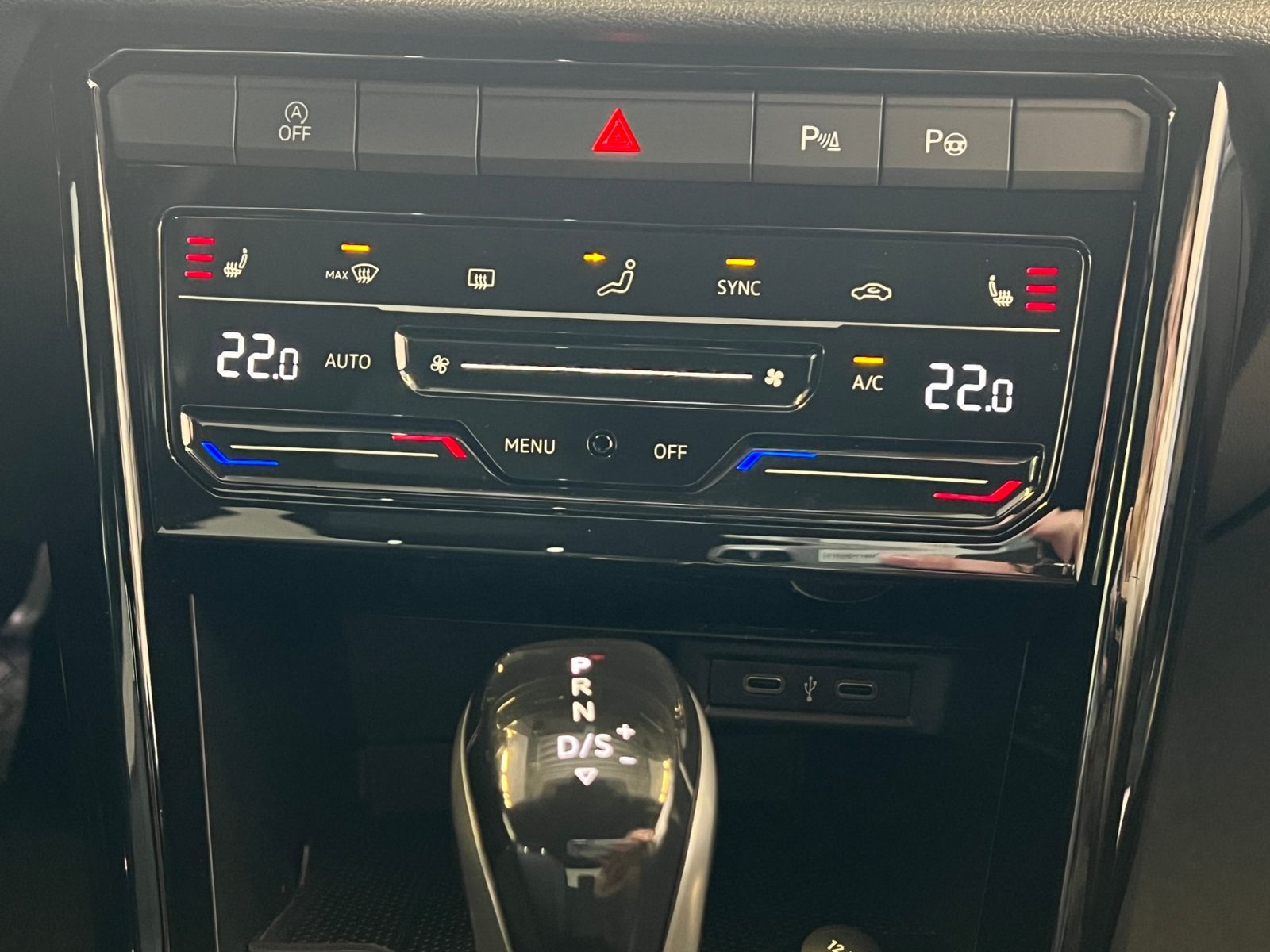 Fahrzeugabbildung Volkswagen T-Roc Style 1.5 TSI DSG *Garantie, AHK, Black St