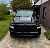 Dodge RAM 1500 Laramie Night Edition 1. Hand DEUTSCH  - Dodge RAM Laramie Night Gebrauchtwagen