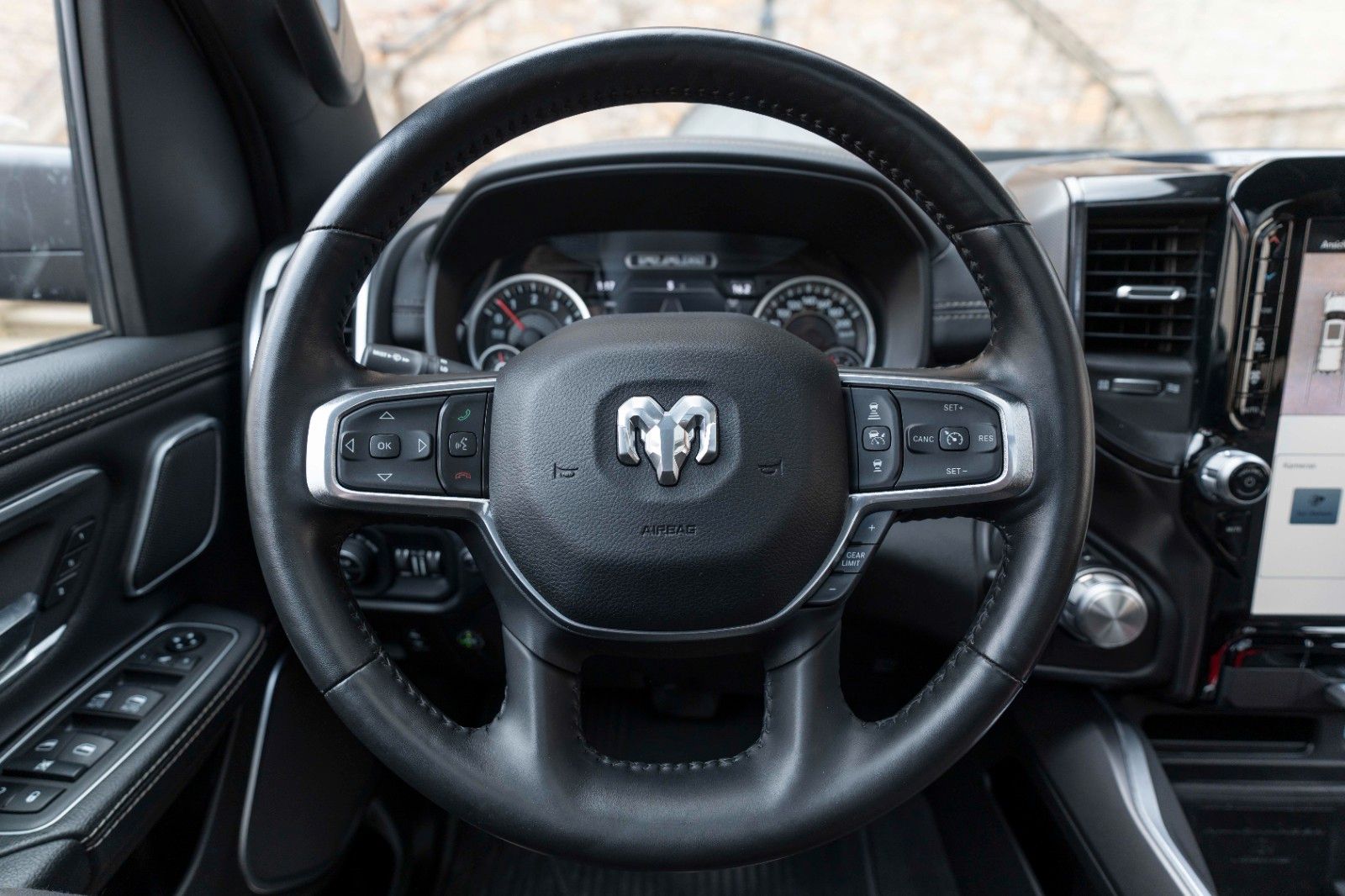 Fahrzeugabbildung Dodge RAM 5,7L Laramie CC 4X4 360° LED CARPLAY LPG AHK
