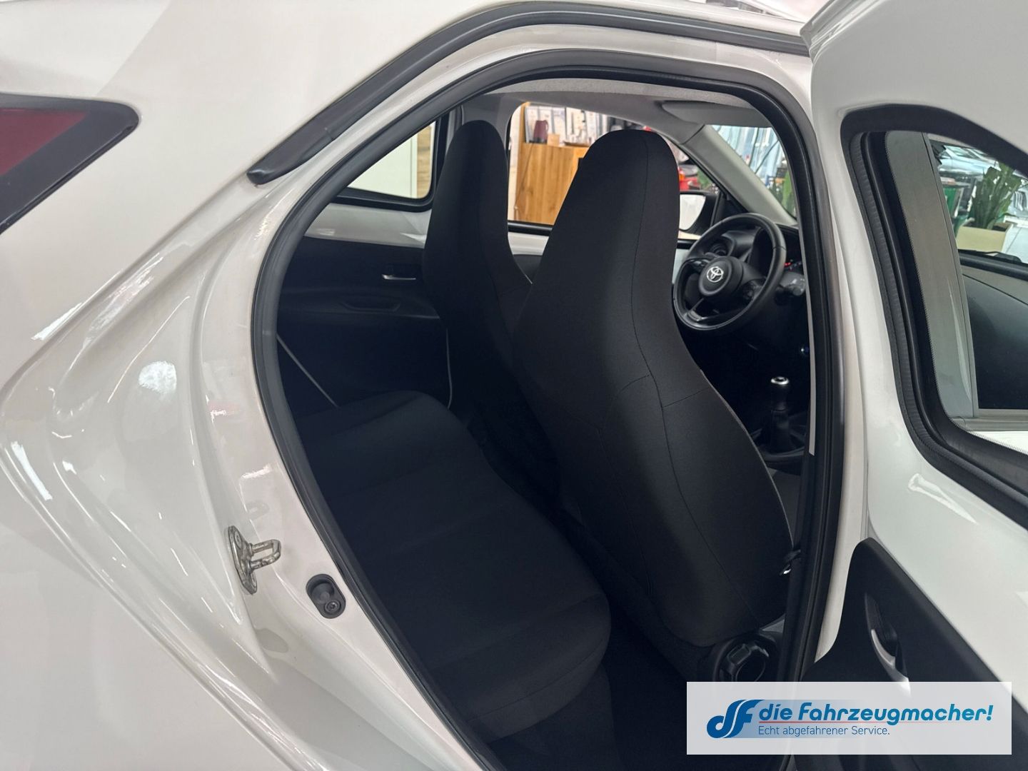 Fahrzeugabbildung Toyota Aygo X Play Apple CarPlay Android Auto Mehrzonen