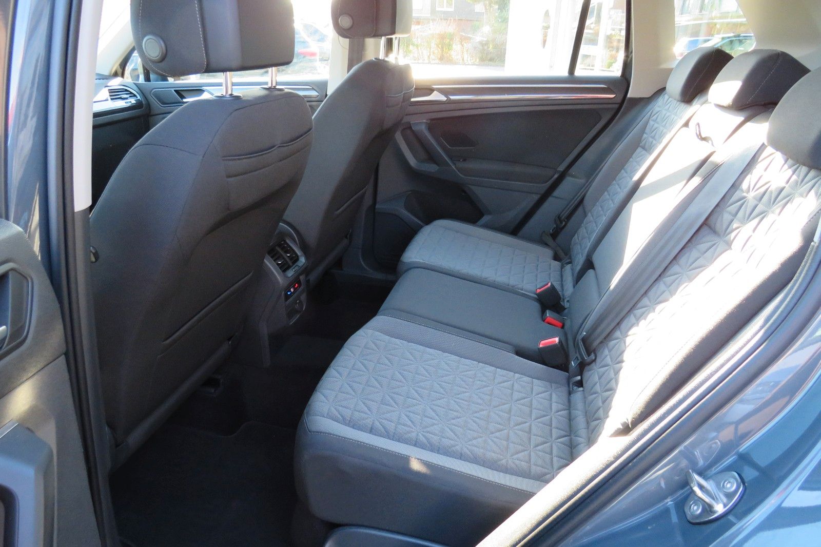 Fahrzeugabbildung Volkswagen Tiguan Life TDI DSG AHK NAVI KAMERA LED ACC GJ