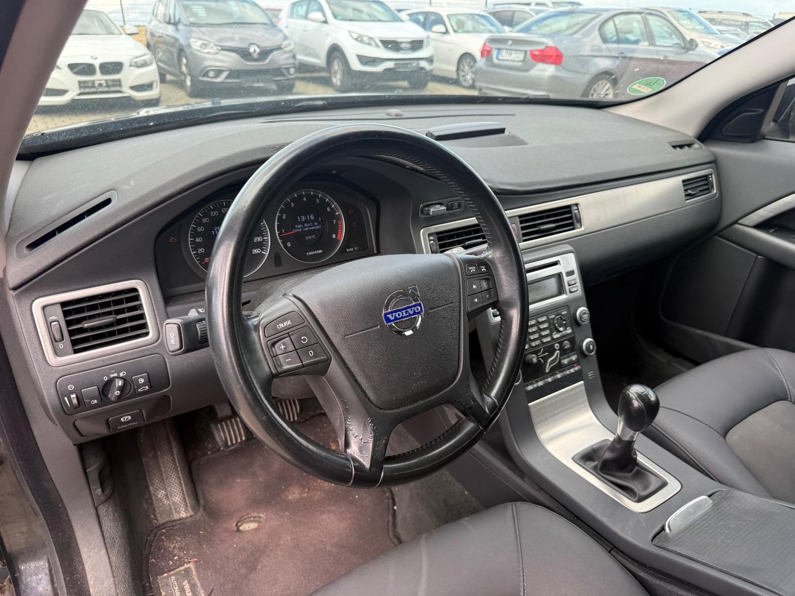 Volvo V70 2010 — photo 7