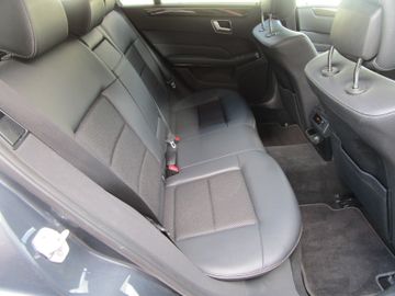 Mercedes E 220 - 12