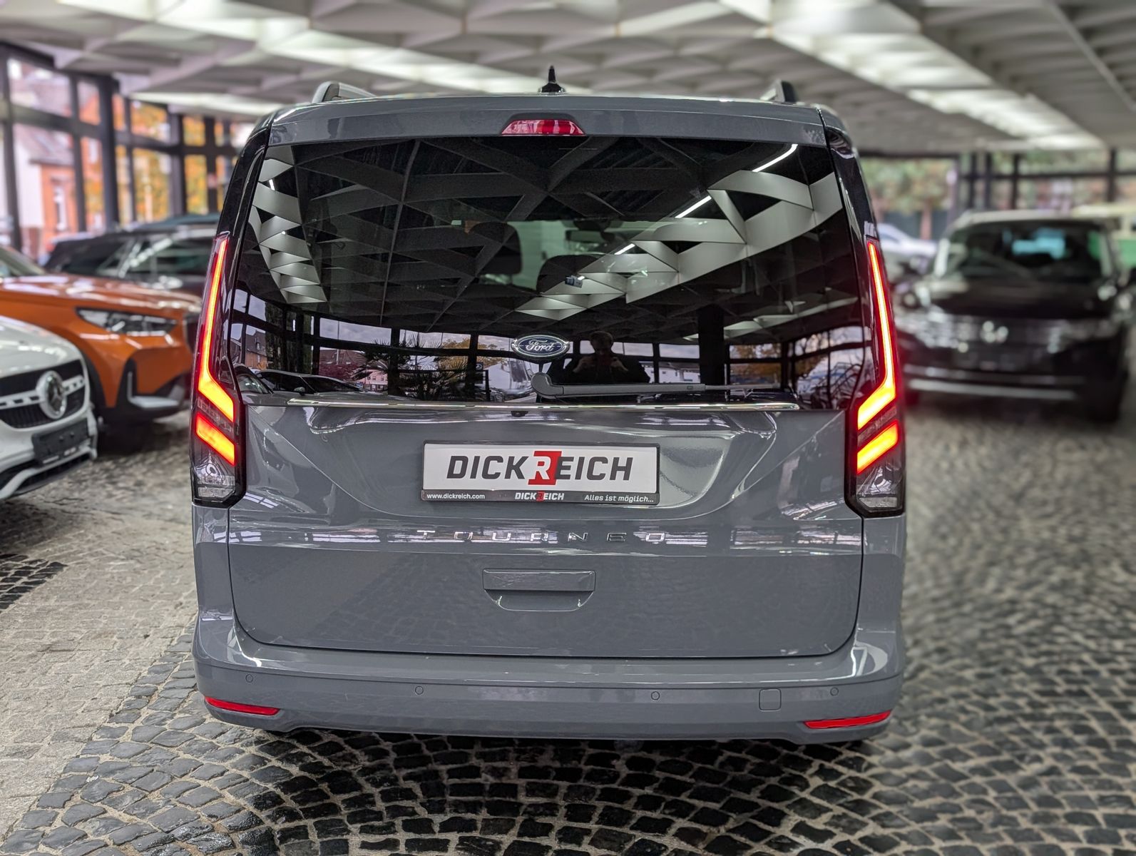 Fahrzeugabbildung Ford Tourneo Connect L2 Titanium 7-Sit Bi-LED Cam AHK