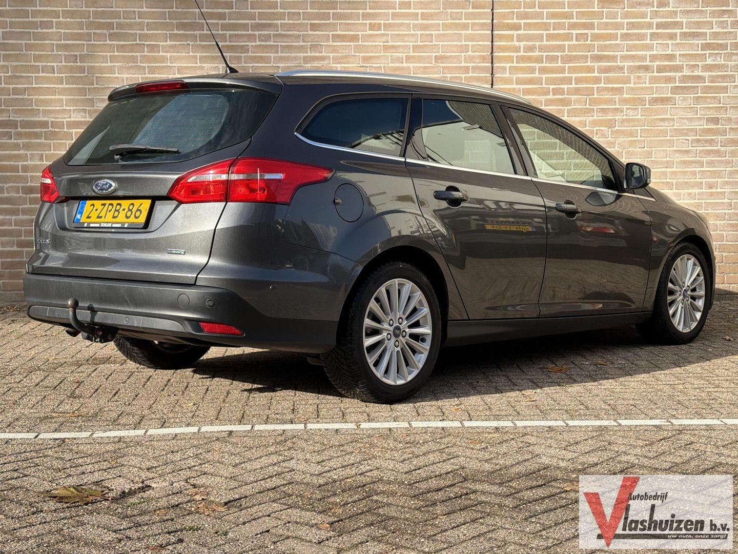 Ford Focus 2015 — rear view