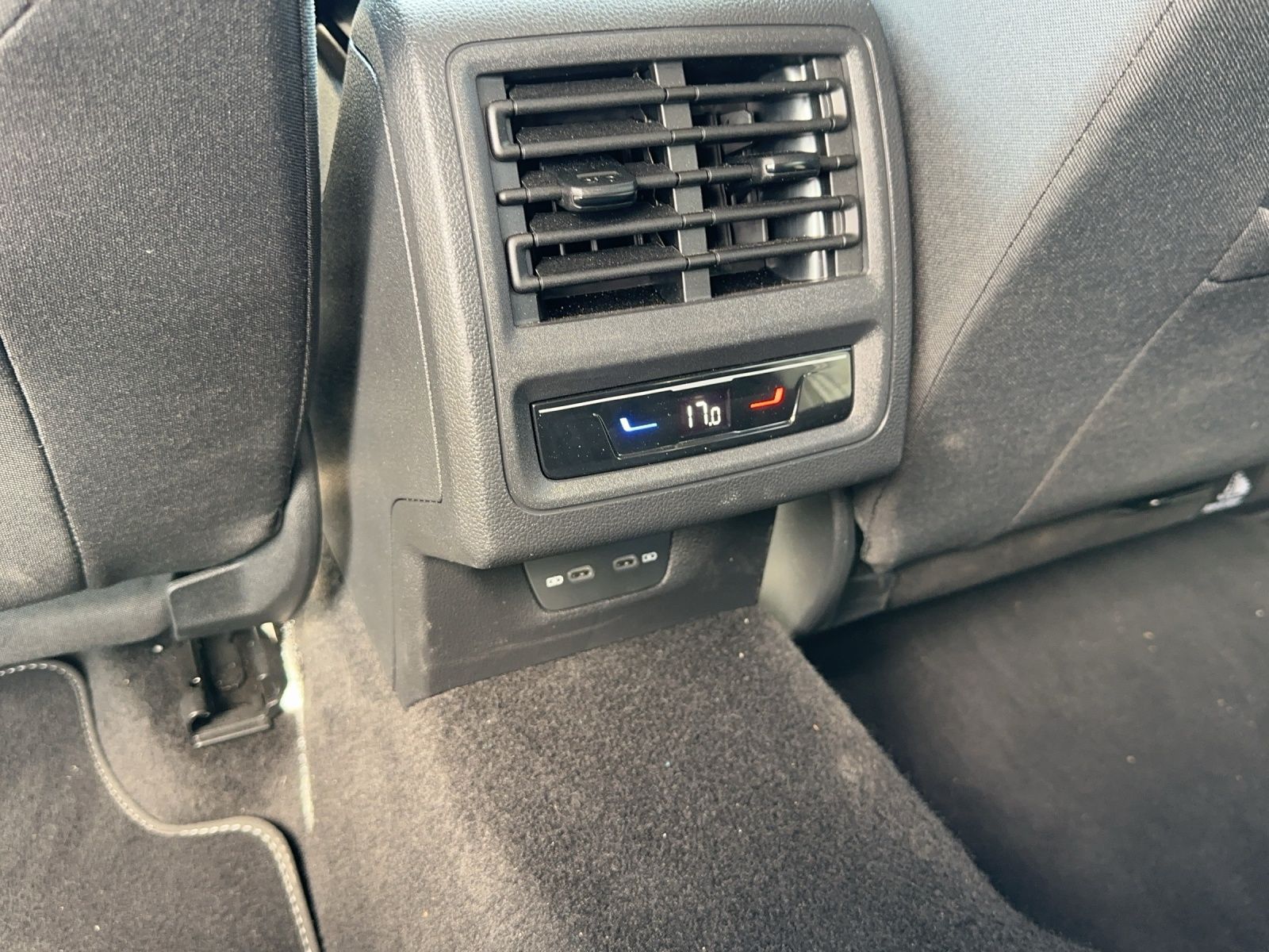 Fahrzeugabbildung Volkswagen Golf VIII Variant eTSI Active DSG NAVI LED AppCo
