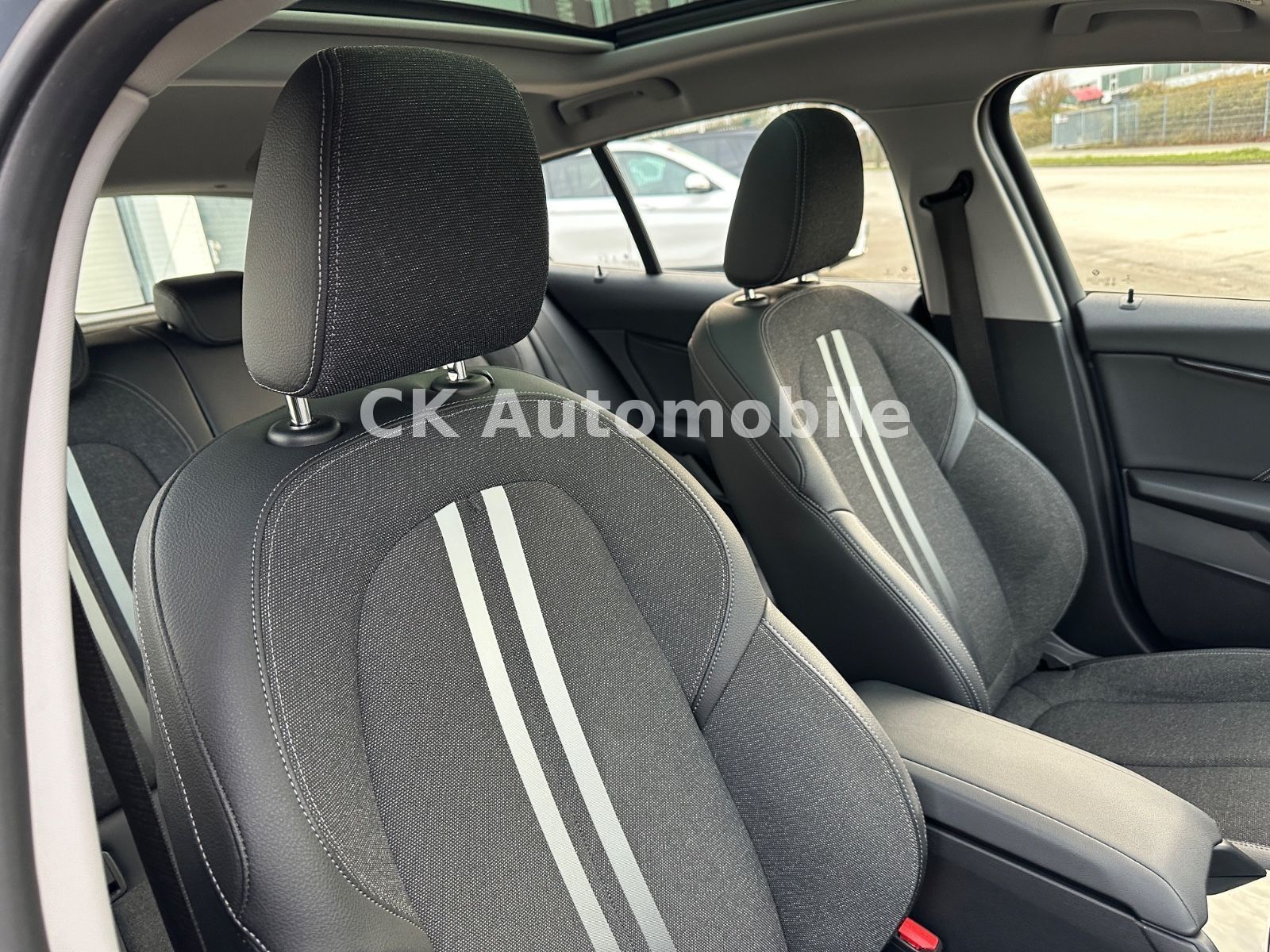Fahrzeugabbildung BMW 118d Sport-Line/Shadow-Line/Navi/Pano/LED/PDC