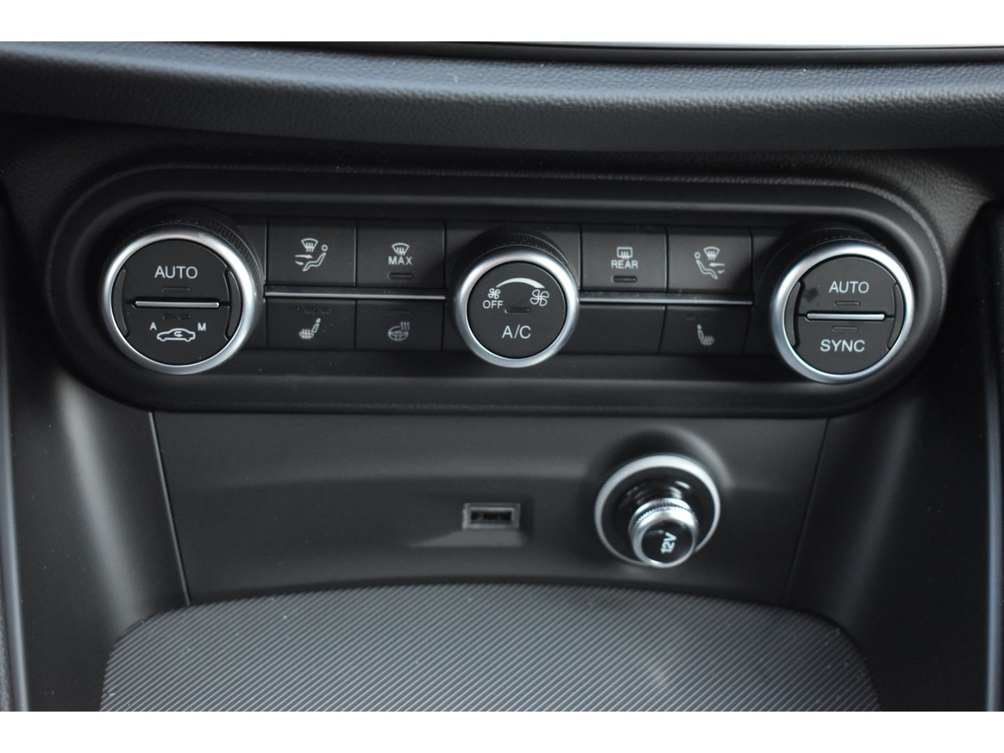 Fahrzeugabbildung Alfa Romeo Stelvio Veloce Q4 2.2 JTD - AHK - Panoaramadach