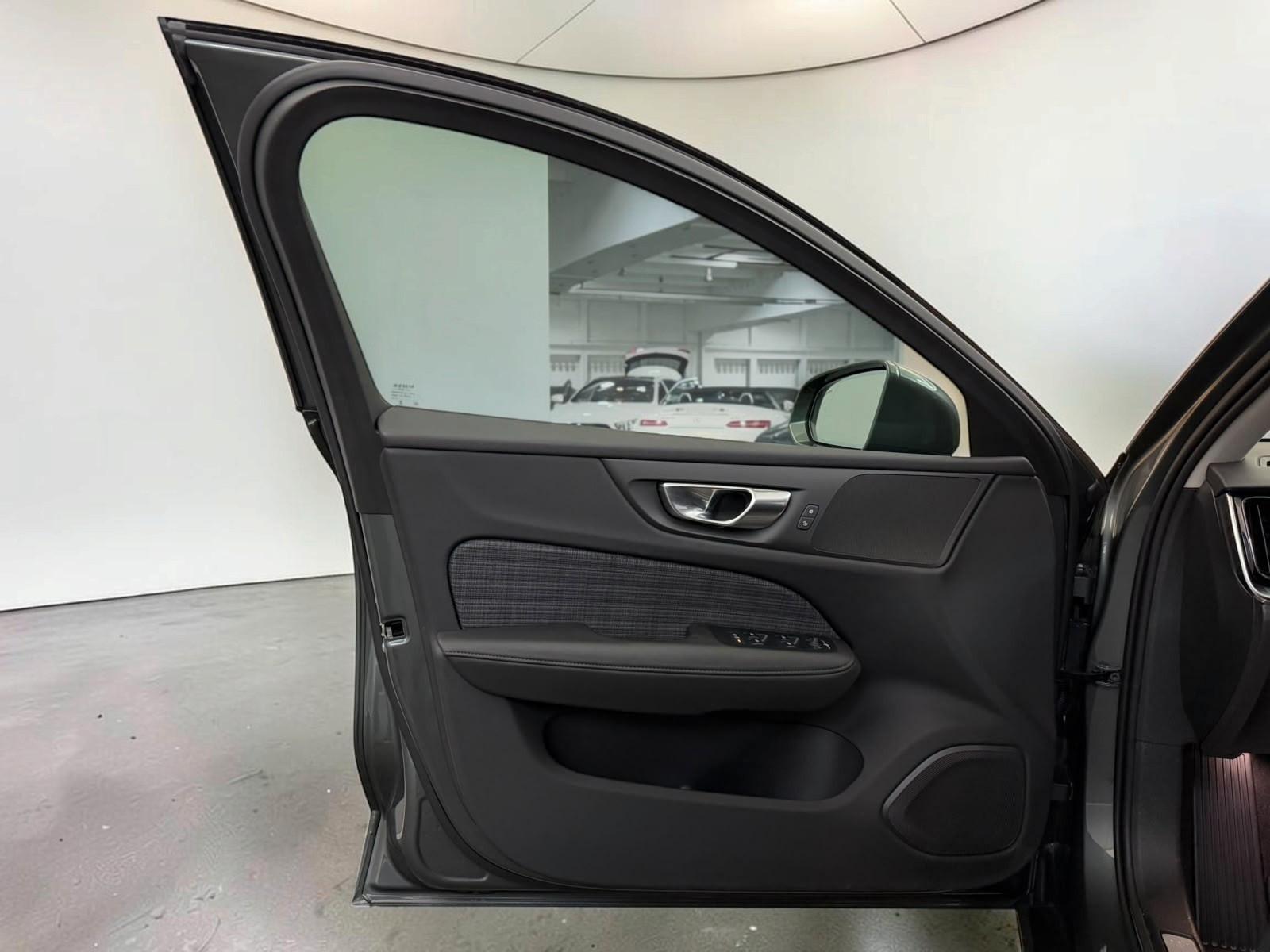 Volvo V60 Kombi Core Hybrid AWD*ACC*AHK*LED*KEYLESS