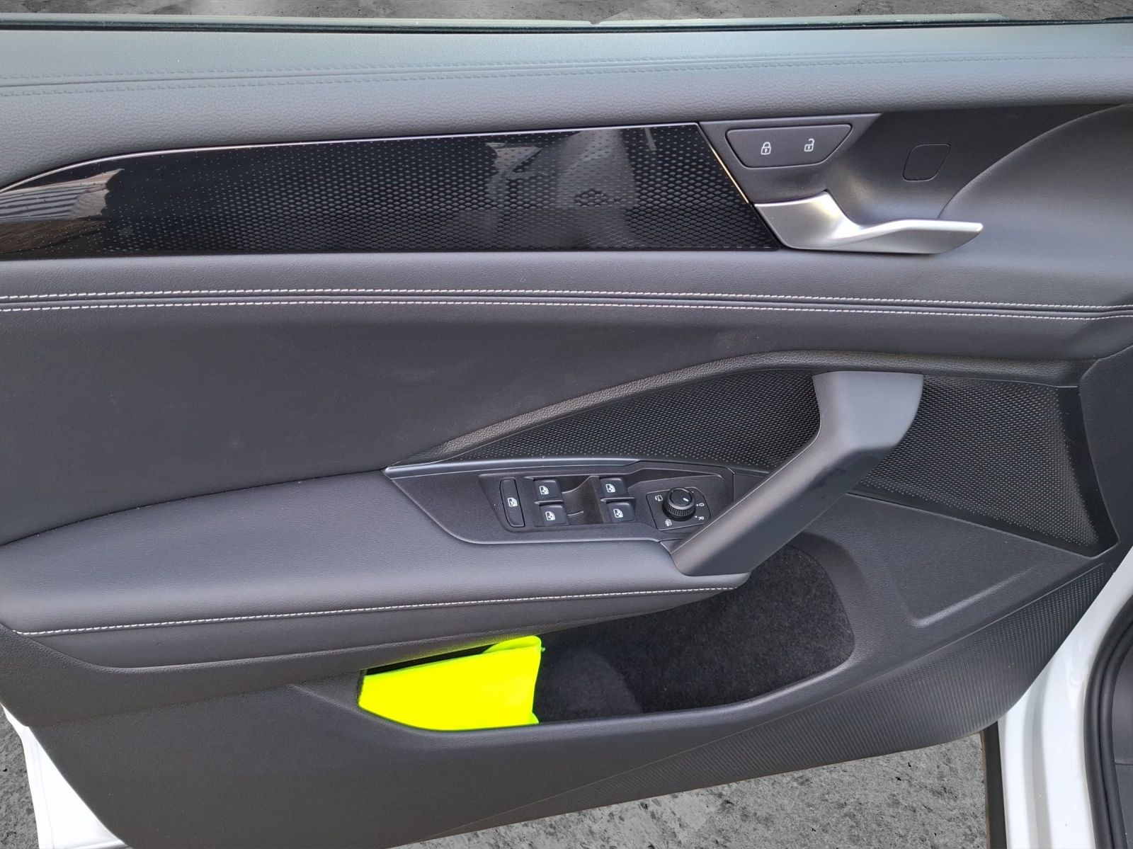 Fahrzeugabbildung Volkswagen Tiguan eTSI Life DSG LED AHK Navi AID ACC RFK SH