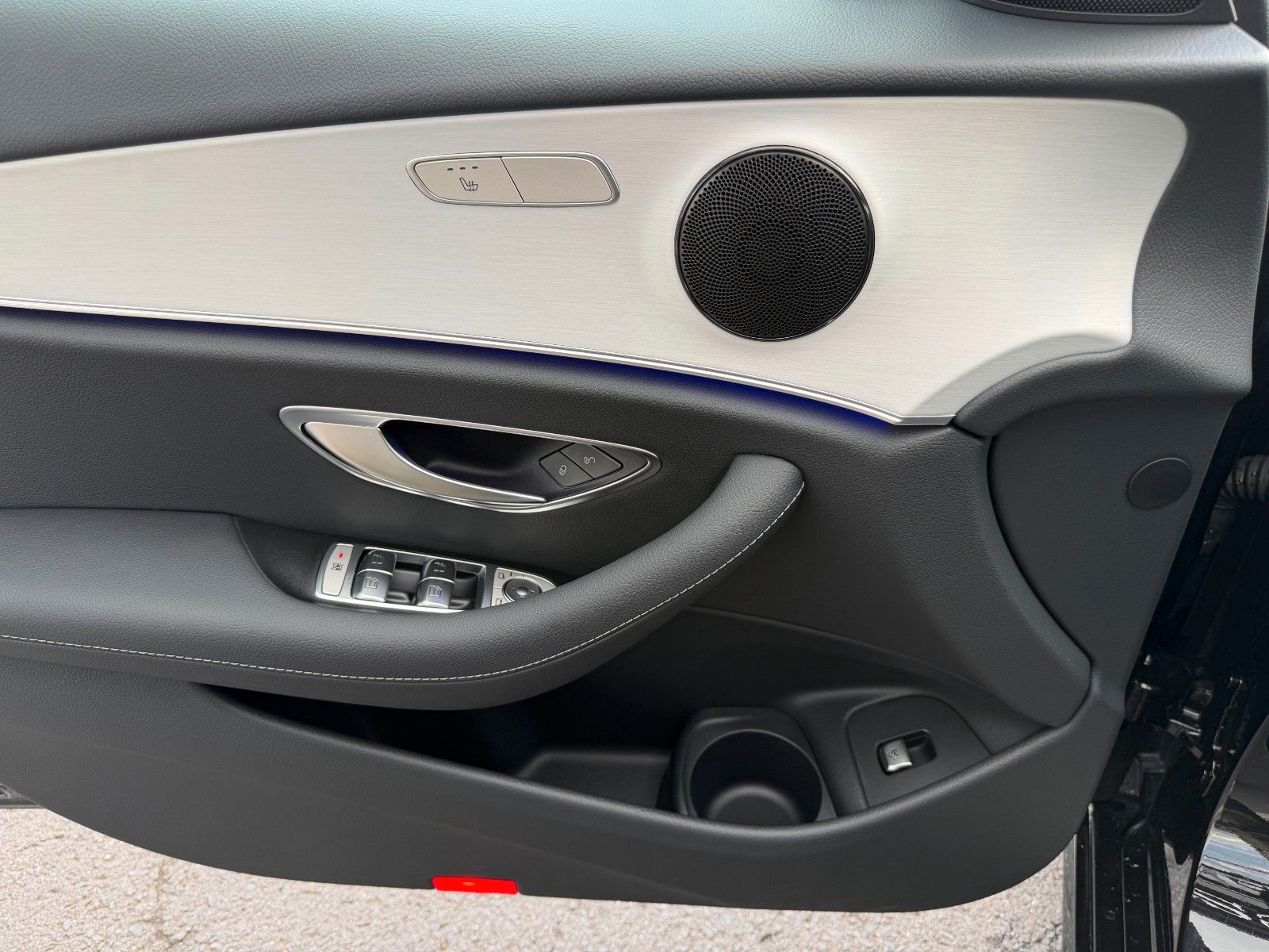 Fahrzeugabbildung Mercedes-Benz E 200d T Avantgarde+Pano+Distr+AHK+360