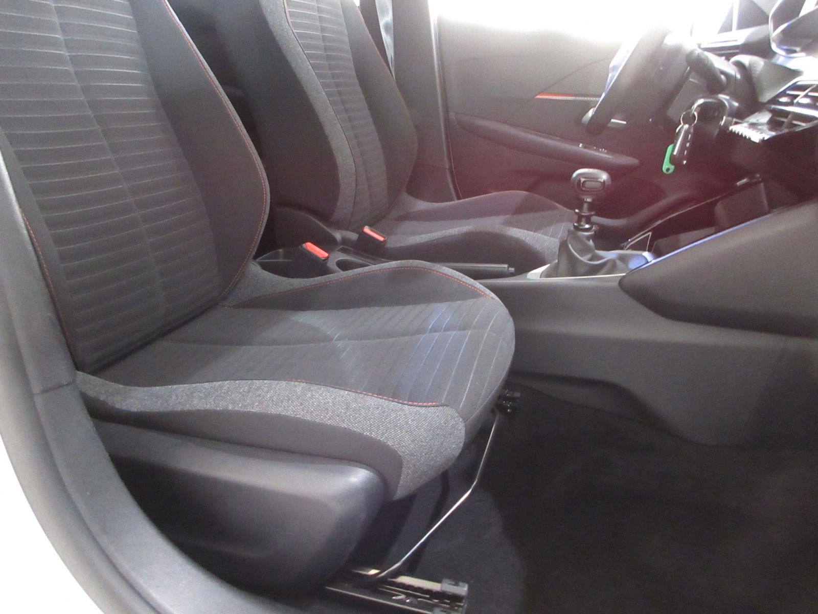 Fahrzeugabbildung Peugeot 208 Active 1.2T NAVI/LED/PDC/TEMPOMAT