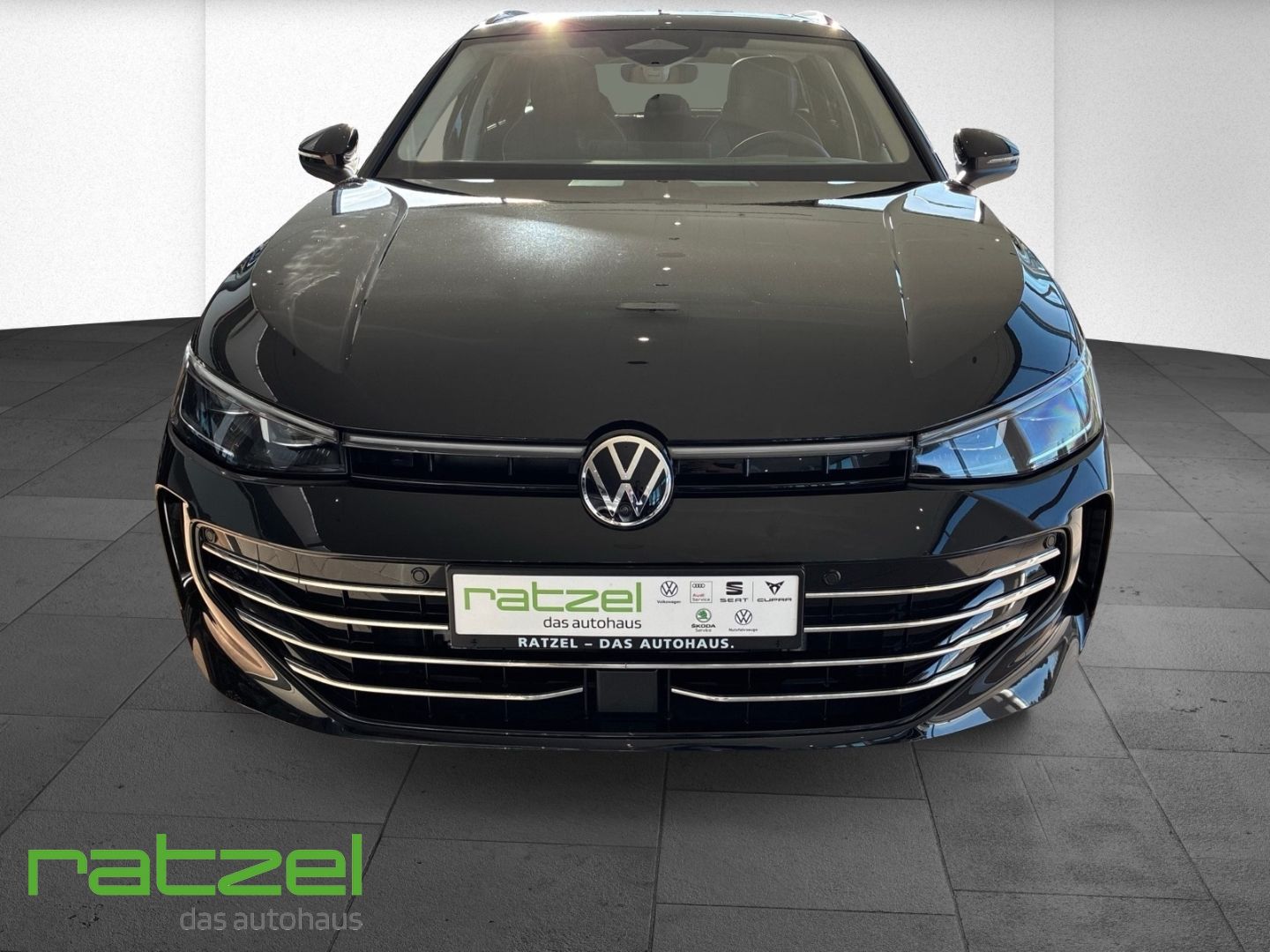 Fahrzeugabbildung Volkswagen Passat ELEGANCE eHybrid PANO+NAVI+LED+8-fach