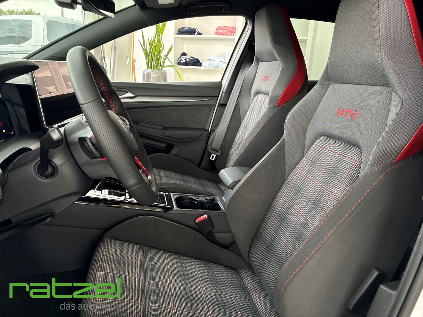 Fahrzeugabbildung Volkswagen Golf VIII 2.0TSI GTI AHK+Light Assist+Winterpake
