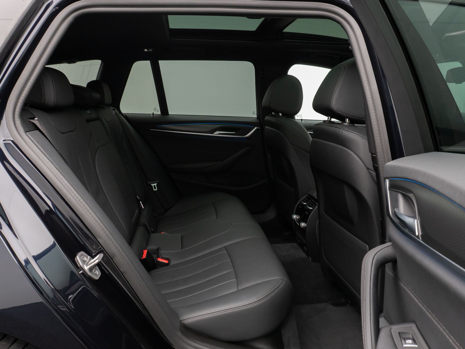 Fahrzeugabbildung BMW 530e M Sport Panorama Kamera DAB HiFi Alarm LED