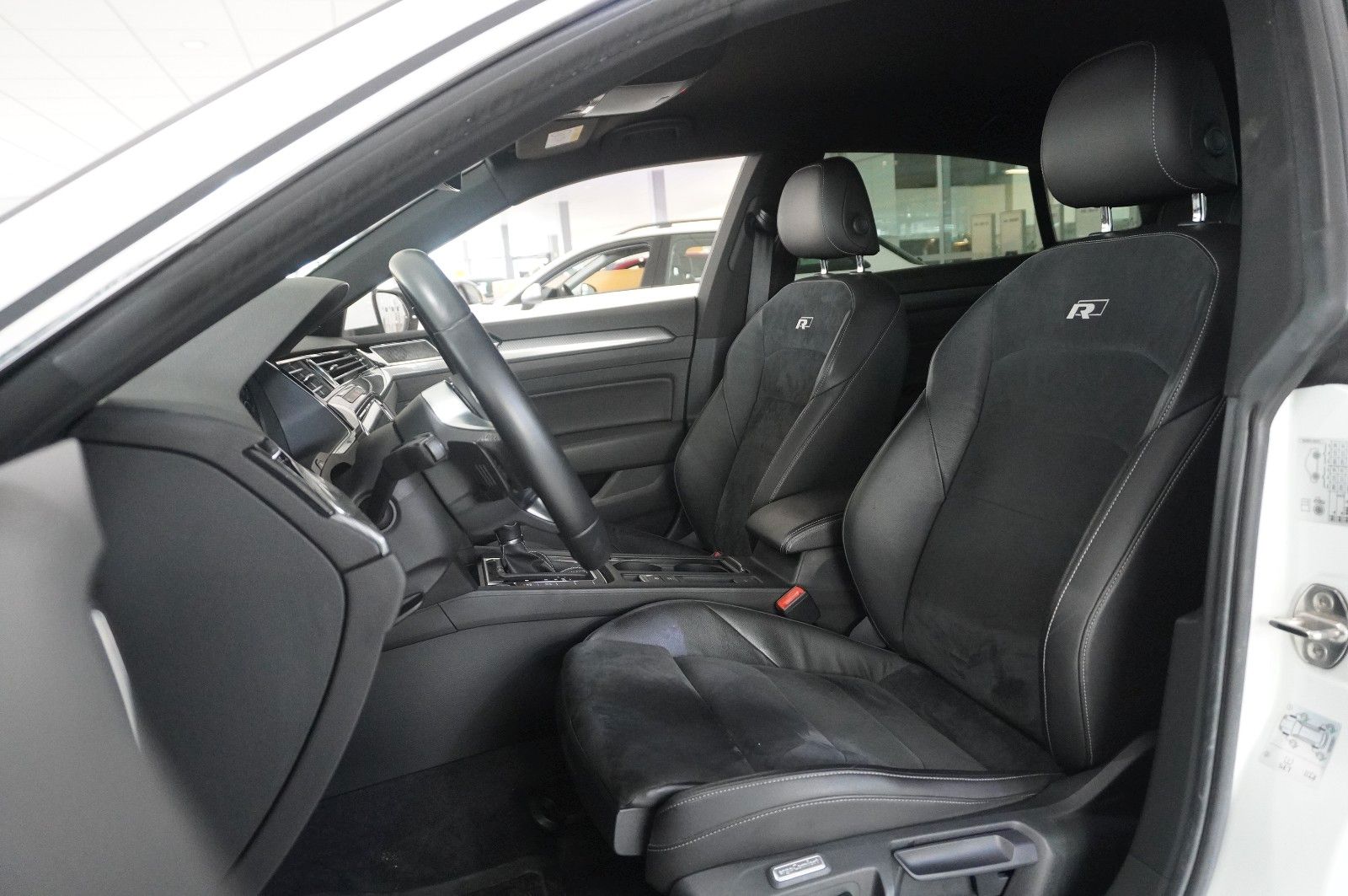 Fahrzeugabbildung Volkswagen Arteon 2.0 TSI R-LINE DSG NAVI/LED/KAMERA/VIRT.
