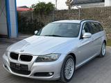 BMW 320i Touring *LCI-Facelift*Leder*Navi*Xenon*Pano - BMW 320 aus 2010: Kombi