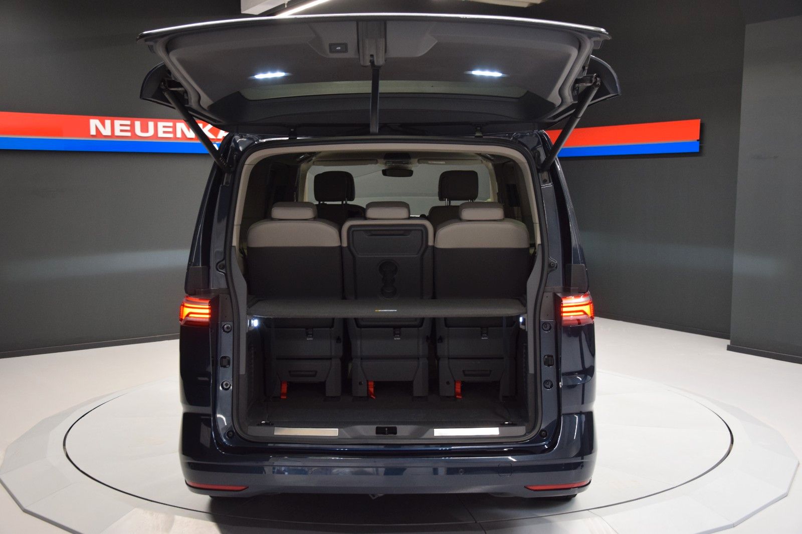 Fahrzeugabbildung Volkswagen T7 Multivan Style lang H&k vis-a-vis AHK ACC StH