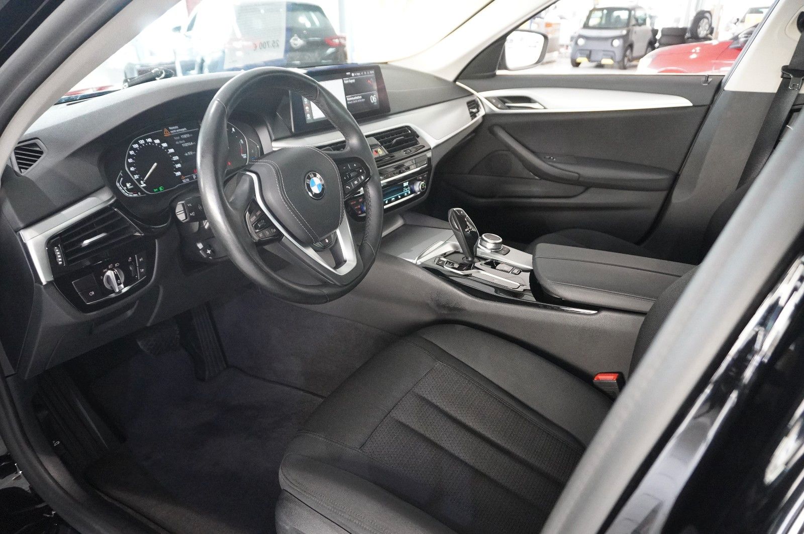 Fahrzeugabbildung BMW 520D TOURING BUSINESS NAVI/LED/VIRTU./SH/HUD/AHK