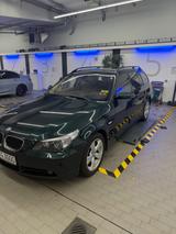 BMW 530xd A touring - - BMW 530: Grün