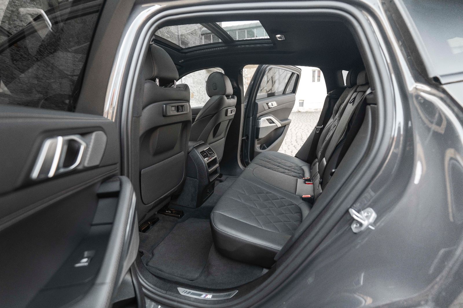 Fahrzeugabbildung BMW X6 xDrive 30 d M Sport LED AHK CARPLAY H&K HUD