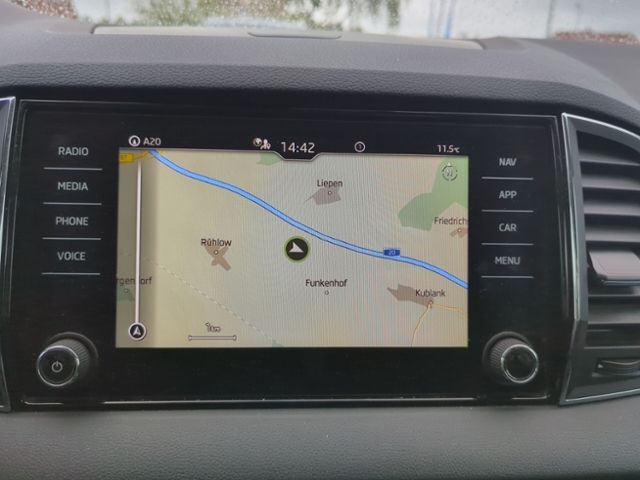 Fahrzeugabbildung SKODA Karoq 1.5 TSI DSG Clever AHK NAV FRONTSCHEIBENHZ