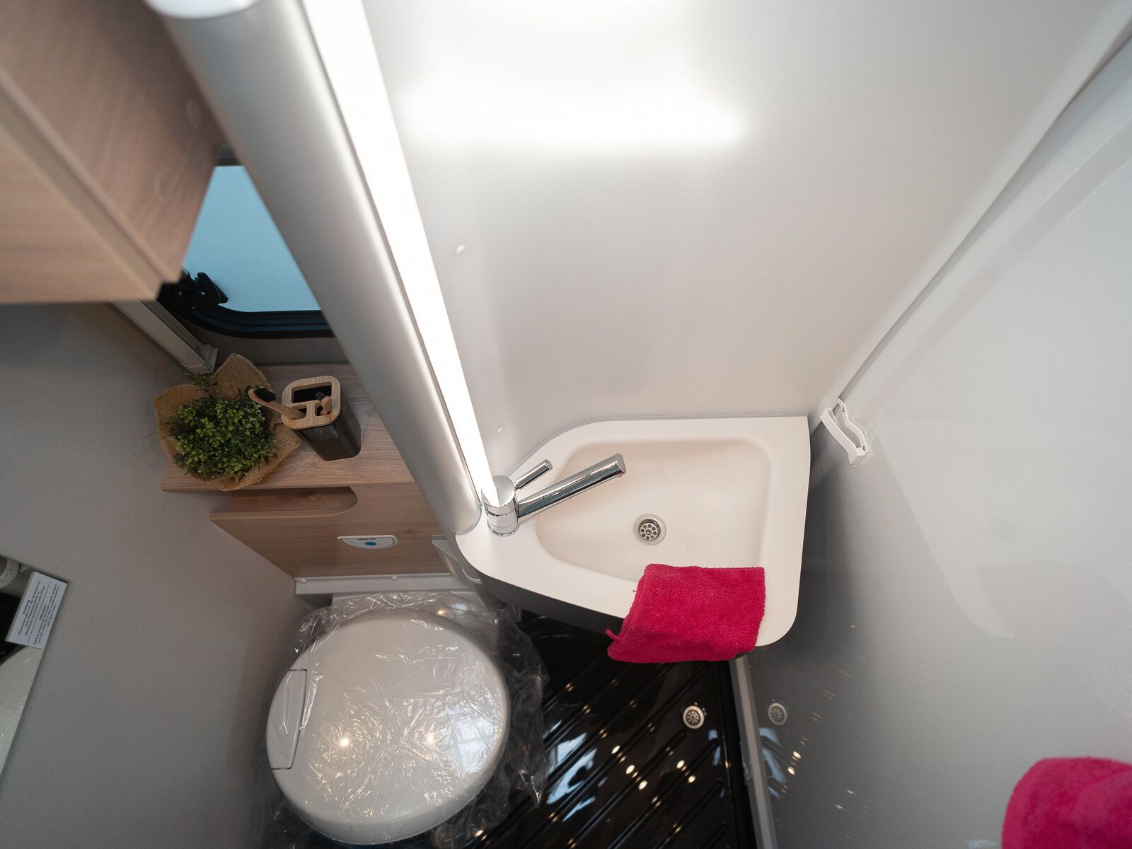 Fahrzeugabbildung Dethleffs Globetrail 640 ES Fiat Rahmenfenster/Heckauszug