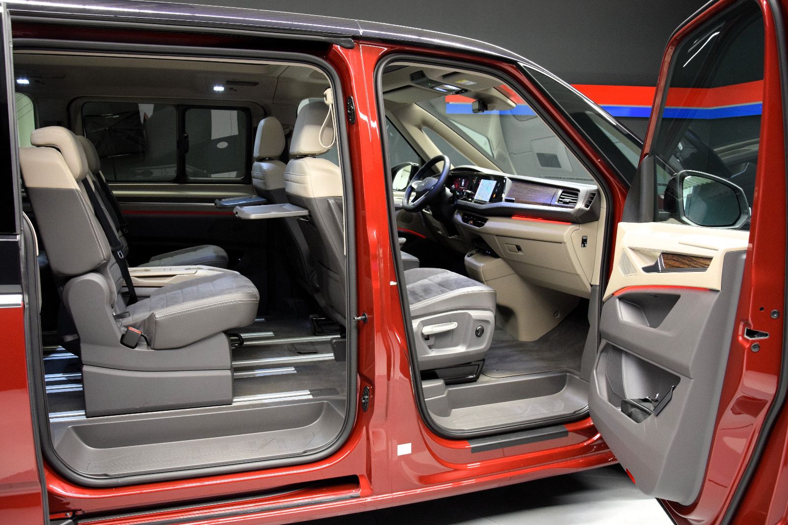 Fahrzeugabbildung Volkswagen T7 Multivan BiCol. rot/schwarz Pano HuD ACC AHK