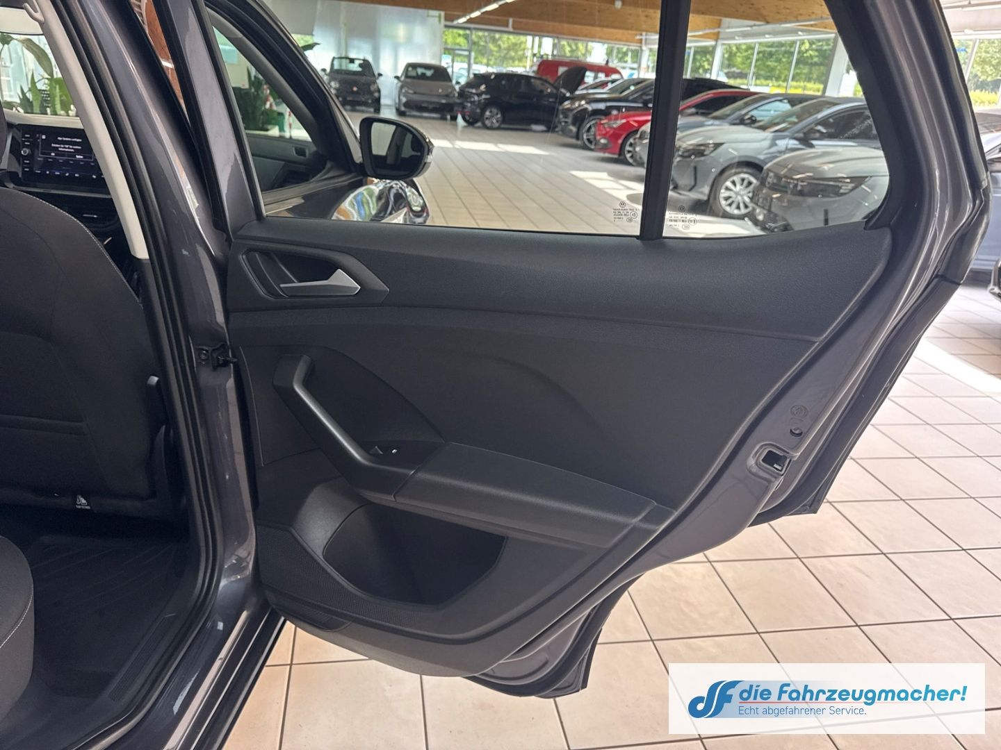 Fahrzeugabbildung Volkswagen T-Cross 1.0 TSI 85 kW Life Digitales Cockpit LED