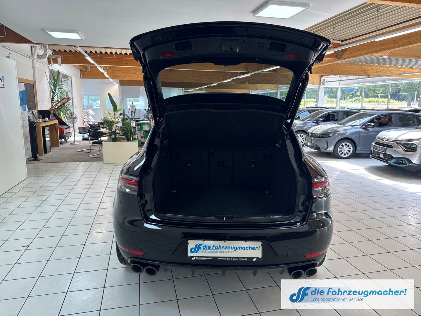 Fahrzeugabbildung Porsche Macan DE-Auto Pano Navi Memory S Soundsy LED Dyn