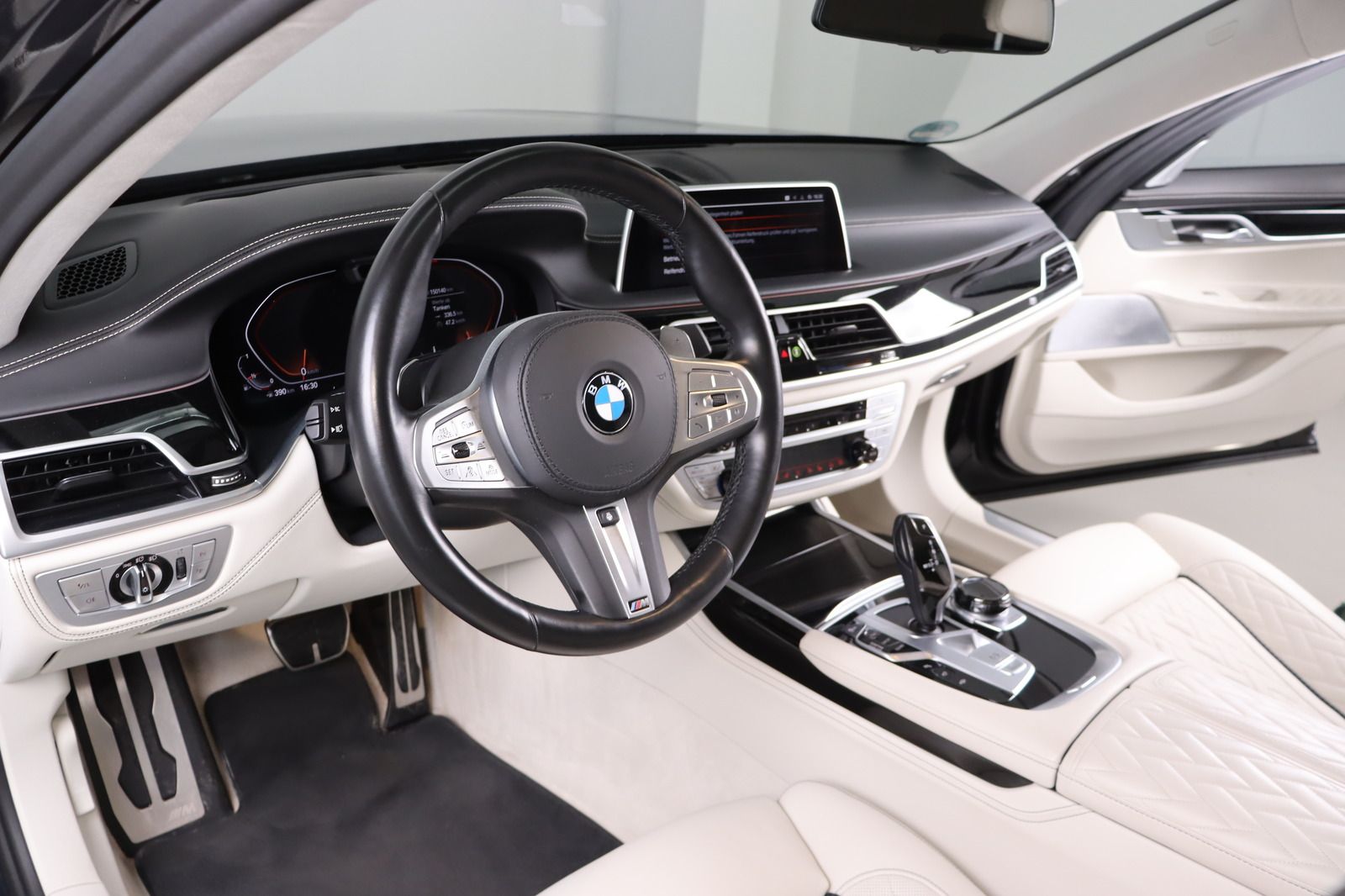 Fahrzeugabbildung BMW 750 L i xDrive M Paket Night-Vision * 4x Massage
