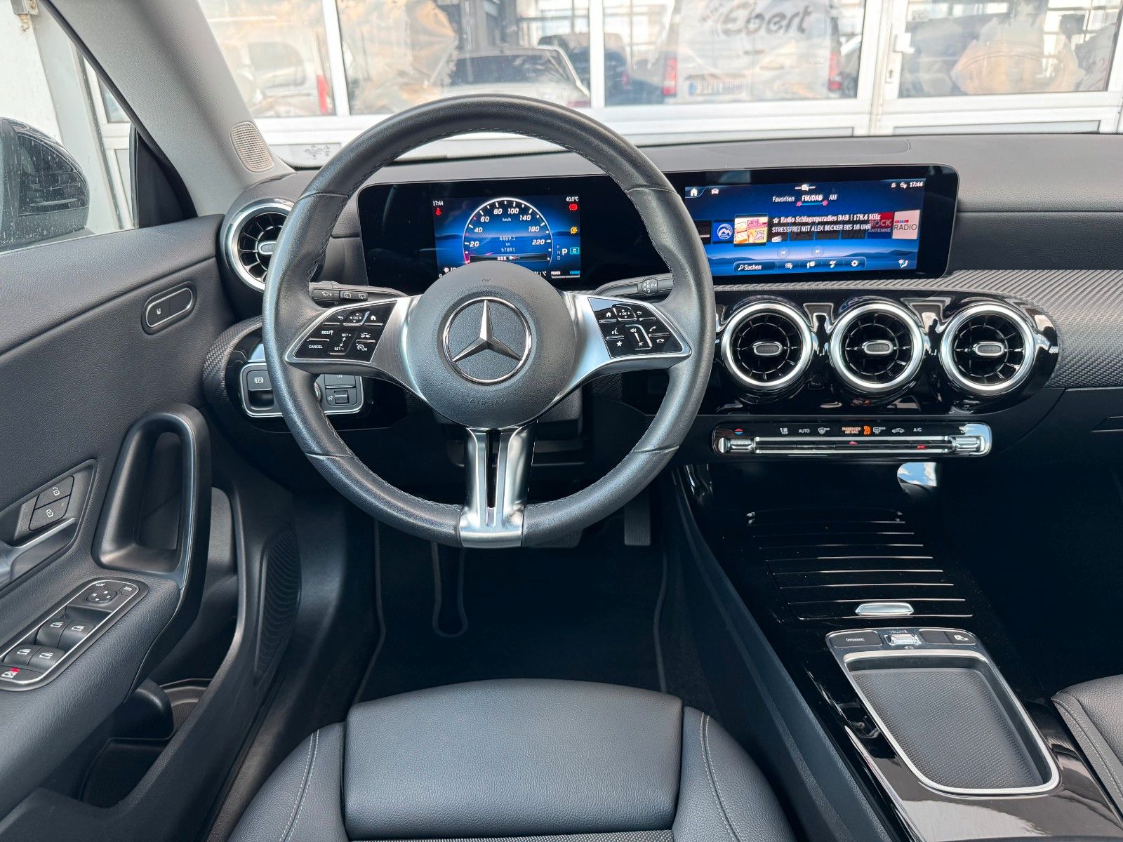 Fahrzeugabbildung Mercedes-Benz CLA 180 SB Kamera+LED+CarPlay+Spur+DAB