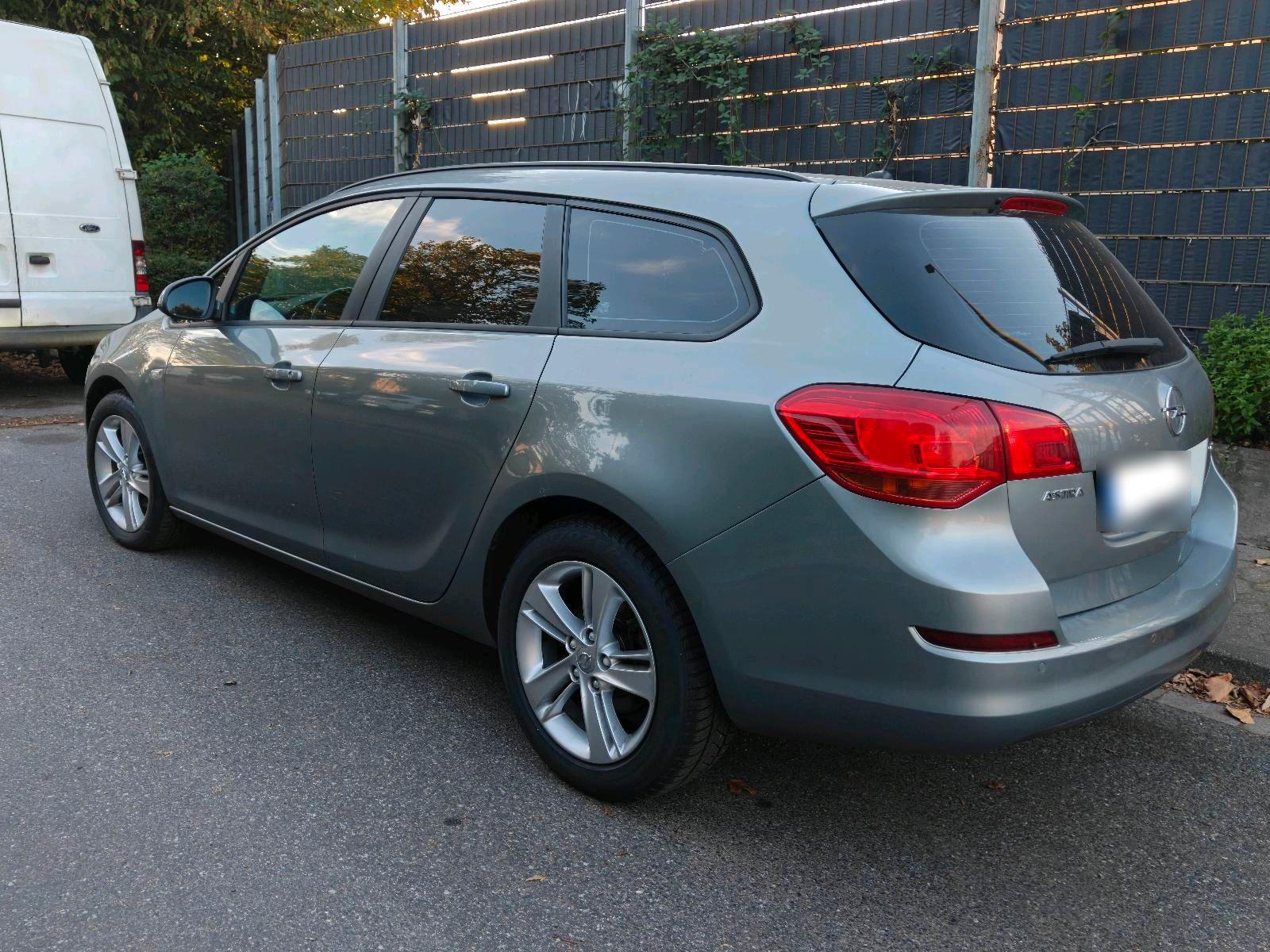 Opel Astra 2011 — interior