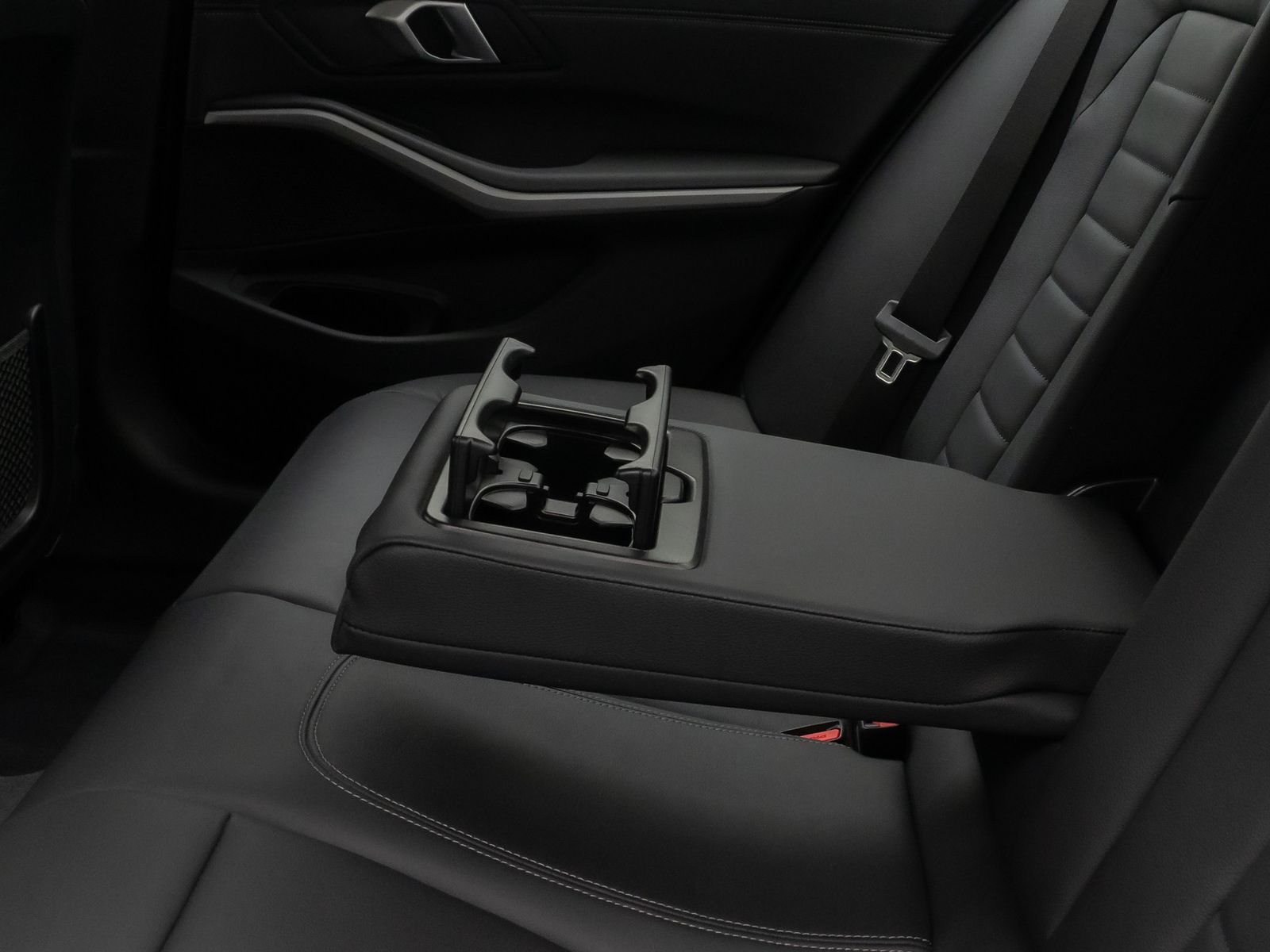 Fahrzeugabbildung BMW 330i GeschwindigReg DAB Komfort HiFi Leder 18Zol