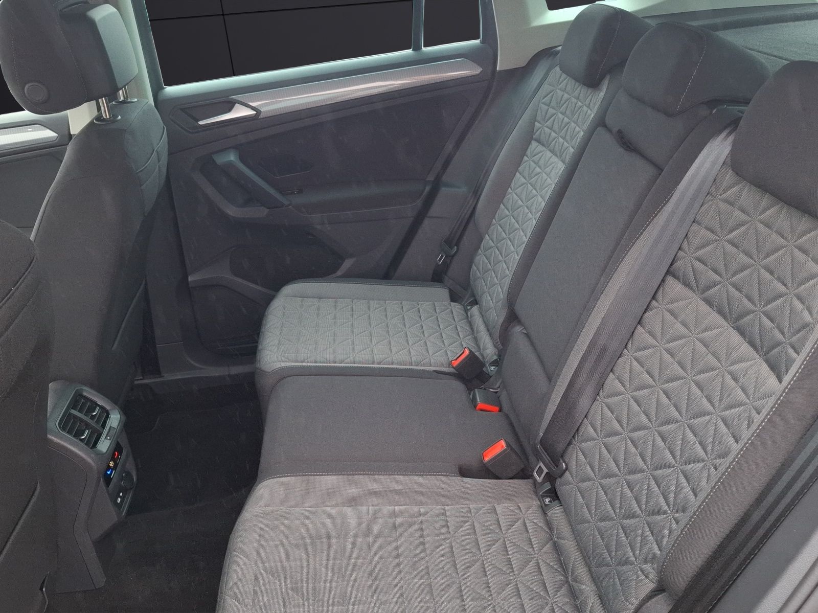 Fahrzeugabbildung Volkswagen Tiguan TSI Life LED Navi AID ACC PDC SHZ