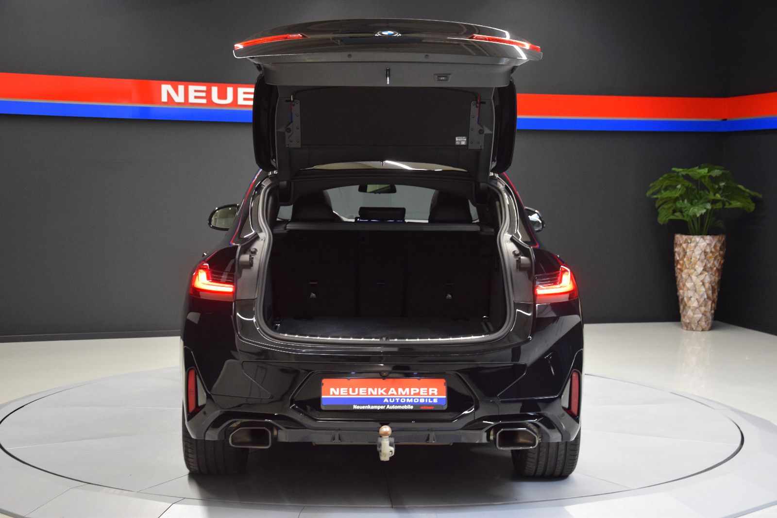 Fahrzeugabbildung BMW X4 xDrive 30 d M Sport ACC Pano Leder AHK STHZ